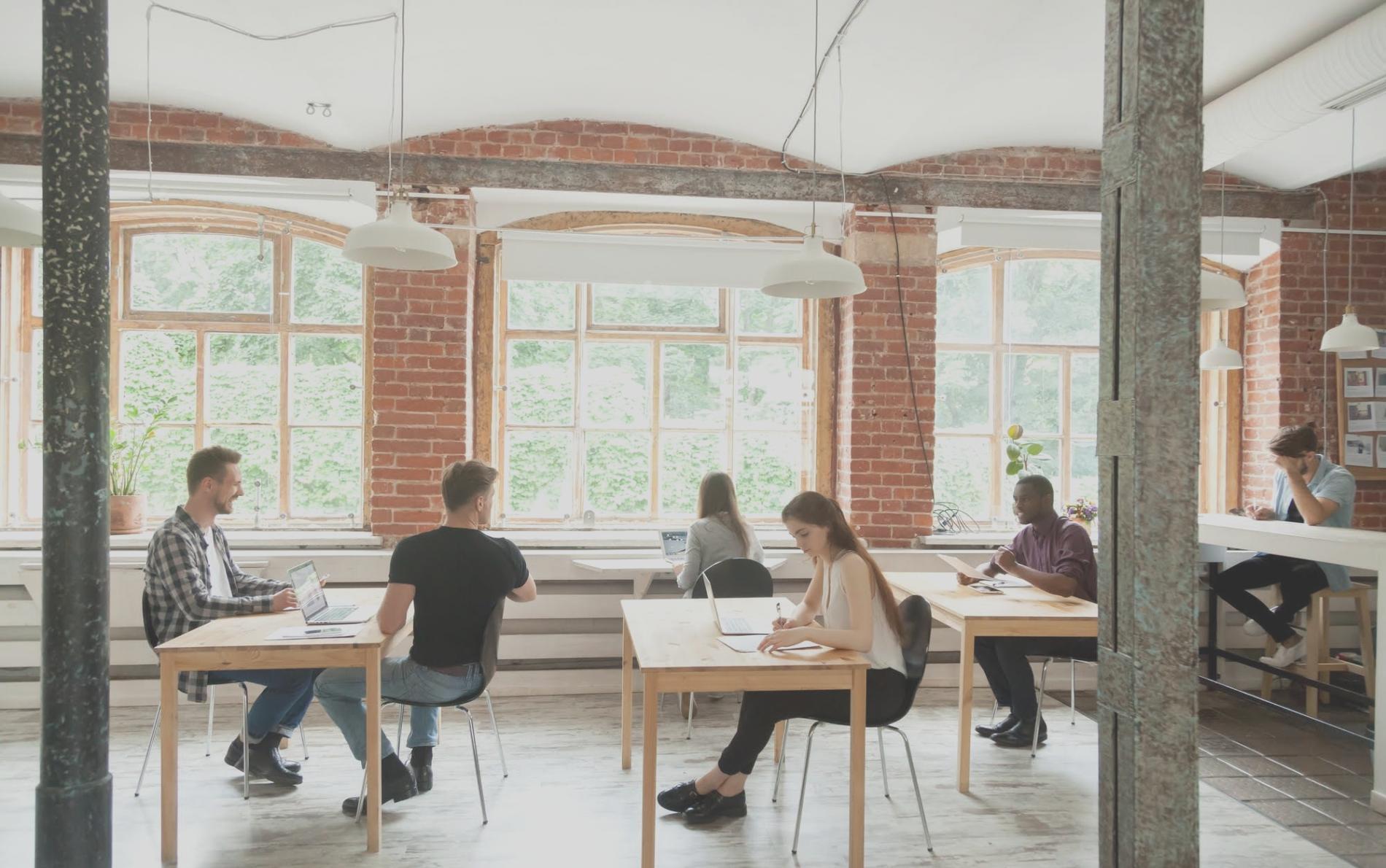 Detaillierte Audio-Timeline mit mehreren Spuren und Bearbeitungsmarkern