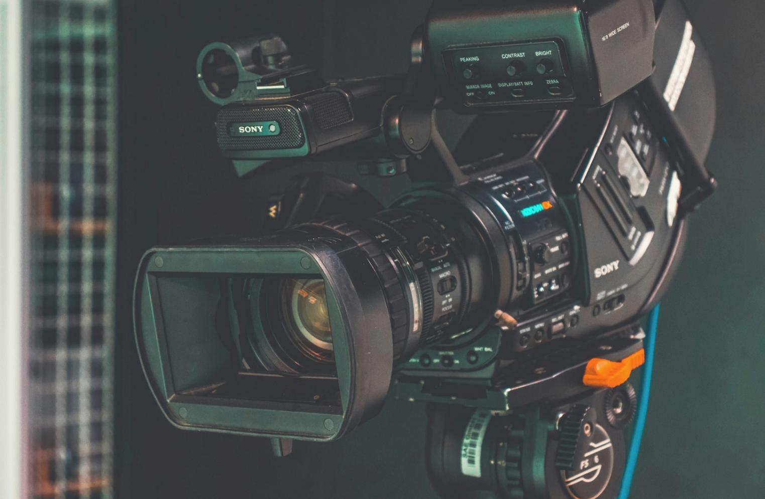 Arbeitsplatz für Audiobearbeitung mit mehreren Monitoren