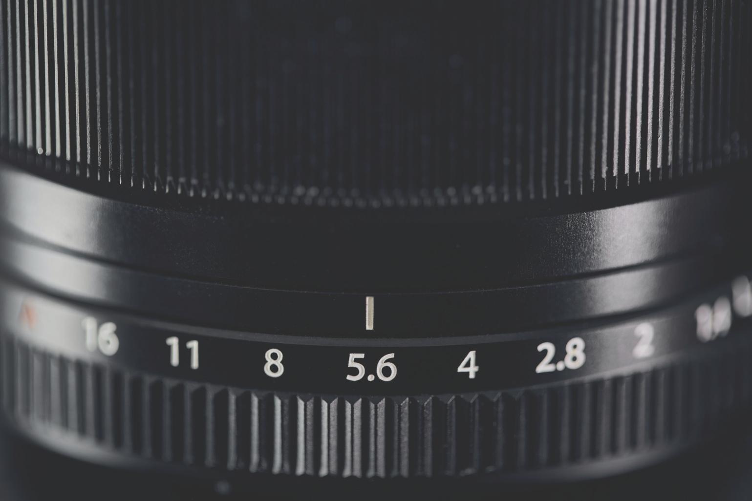 Moderne Audio-Workstation mit professioneller Ausstattung